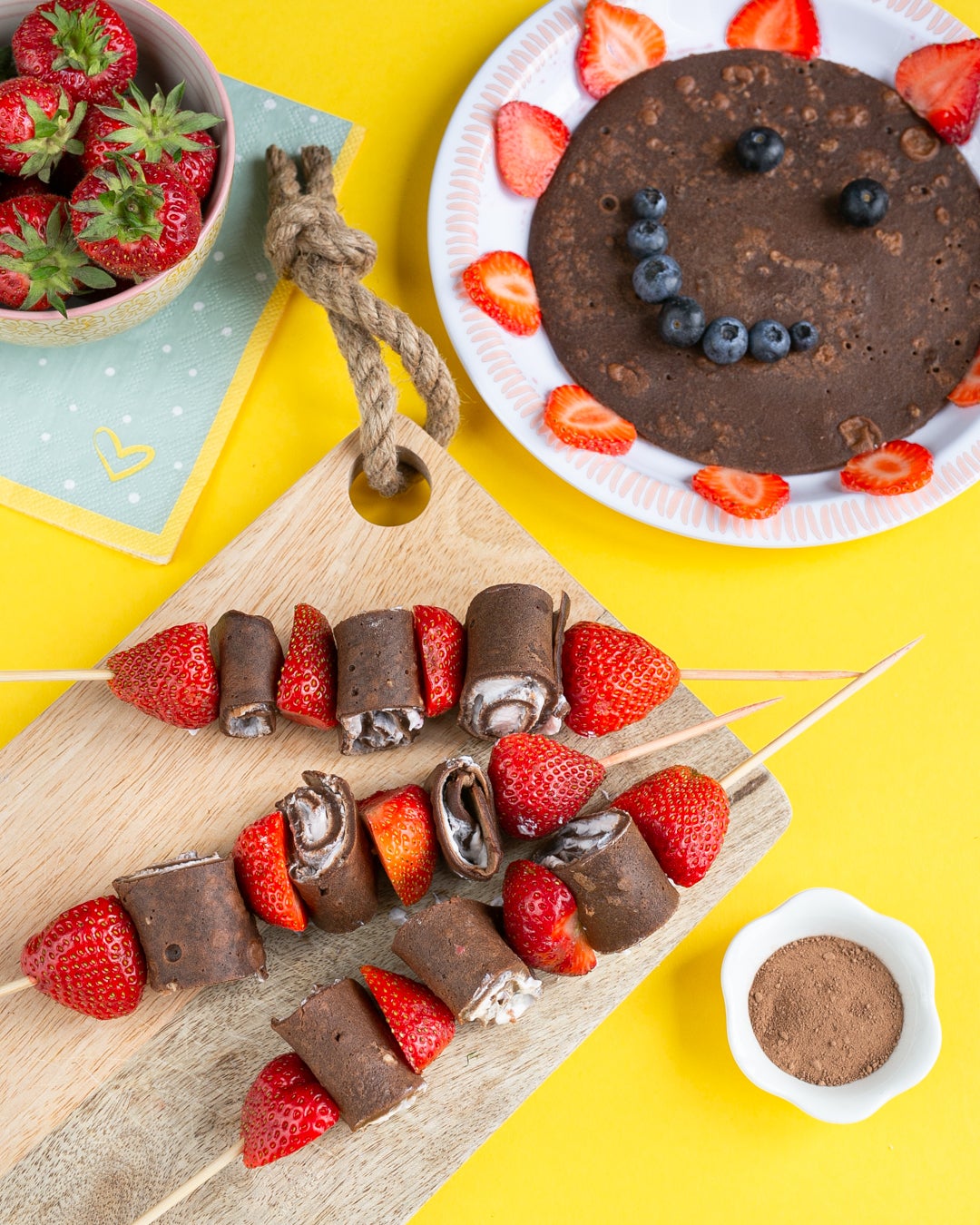 Espetadas de panquecas de chocolate e morangos Espetadas de panquecas de chocolate e morangos