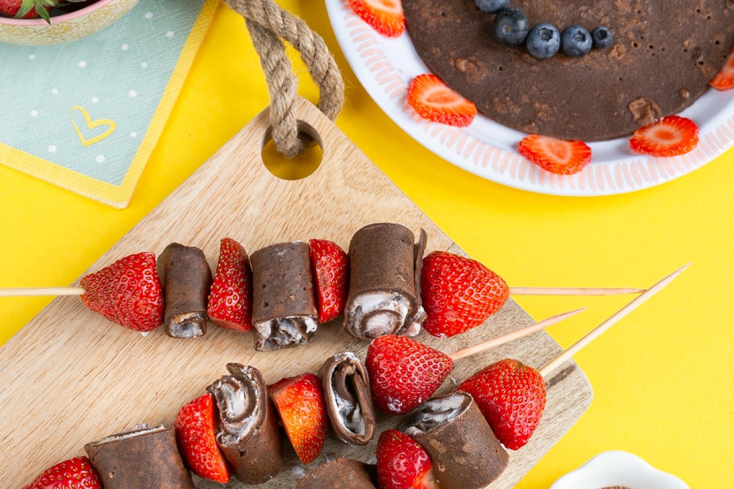 Espetadas de panquecas de chocolate e morangos Espetadas de panquecas de chocolate e morangos