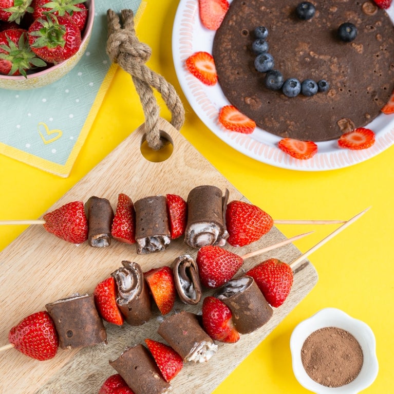 Espetadas de panquecas de chocolate e morangos